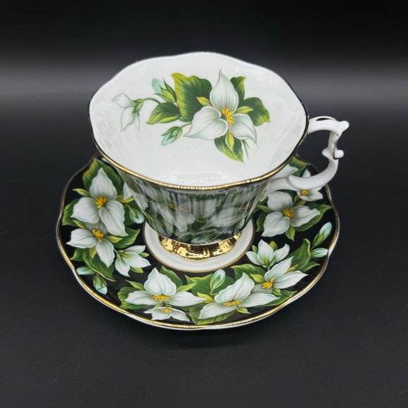 Royal Albert Flora Series Trillium Tea Cup Saucer Set Bone China England - Picture 2 of 5